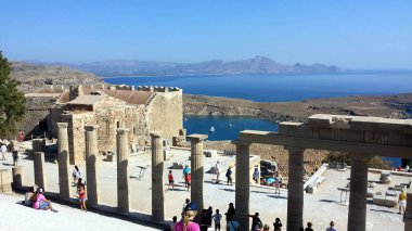 Lindos, Rhodes, Yunanistan - 4 Eylül 2018: Akropolis kalıntıları turist ziyaret.