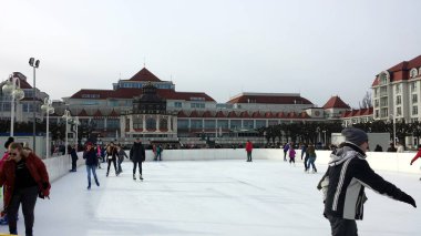 Sopot, Polonya - 10 Şubat 2019: Çocuklar ve yetişkinler, Sopot, Polonya iskelede bir yapay buz pateni pisti üzerinde paten.