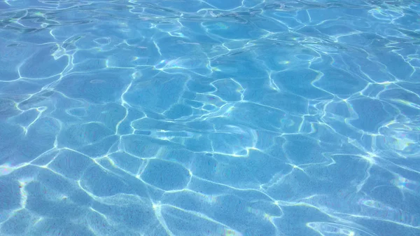 Havuz suyu güneş yansımaları ile mavi. Arka plan.
