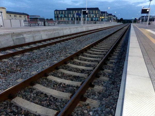Akşam Saatlerinde Iki Platformlar Arasında Demiryolu Izler — Stok fotoğraf