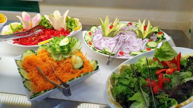 Farklı sebzelerden yapılmış çiçek süslemeleri.