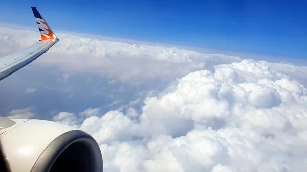 Blick Aus Dem Flugzeugfenster Auf Die Wolken — Stockfoto