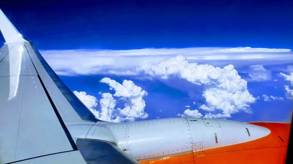 Blick Aus Dem Flugzeugfenster Auf Die Wolken — Stockfoto