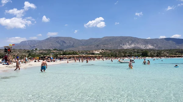 クレタ島 ギリシャ 2019年6月20日 透明な水とピンクの砂を持つエラフォニシビーチの人々 — ストック写真