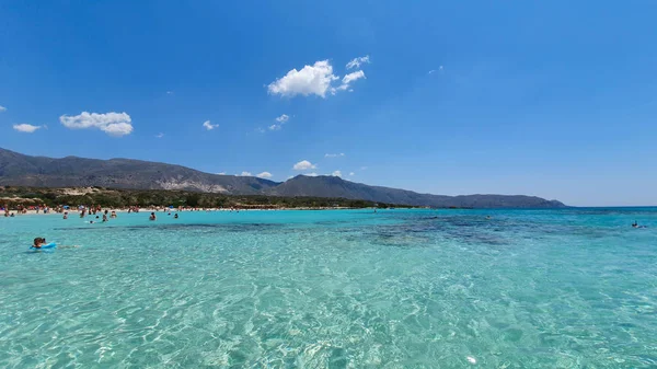 Creta Grécia Junho 2019 Pessoas Praia Elafonisi Com Água Cristalina — Fotografia de Stock