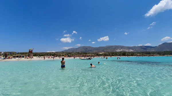 クレタ島 ギリシャ 2019年6月20日 透明な水とピンクの砂を持つエラフォニシビーチの人々 — ストック写真