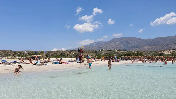 クレタ島 ギリシャ 2019年6月20日 透明な水とピンクの砂を持つエラフォニシビーチの人々 — ストック写真