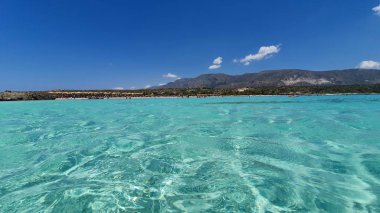 Girit Elafonisi plajda kristal berraklığında su, Yunanistan.