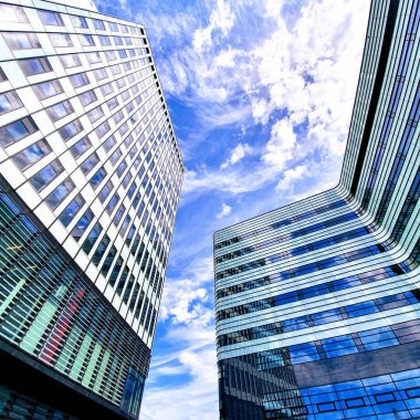 Mavi gökyüzü ile beyaz renkler arasında iki modern bina