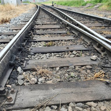 Demiryolu rayları kapanıyor. Demiryolları, demiryolu uyuyanları ve ezilmiş taşlar..