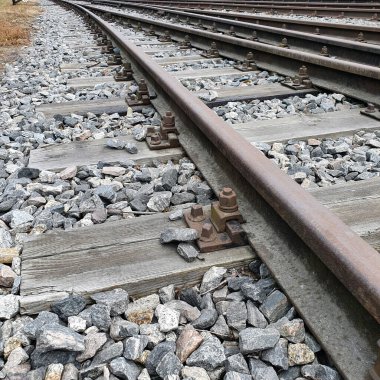 Demiryolu rayları kapanıyor. Demiryolları, demiryolu uyuyanları ve ezilmiş taşlar..