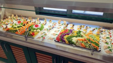 Sebze salatası. Çeşitli sebzelerden dekorasyonlar. Tabaklara yerleştirilmiş güzel kompozisyonlar.