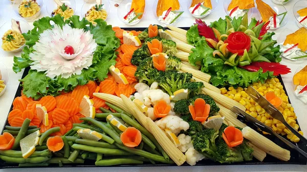Saladas Legumes Decorações Vários Legumes Belas Composições Dispostas Placas — Fotografia de Stock