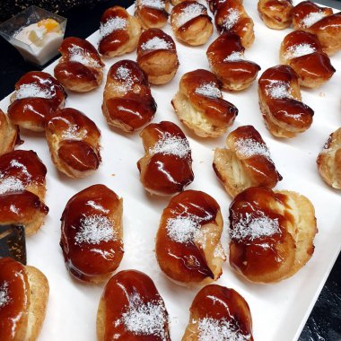 Kremalı ve şekerli küçük eklemeler. Yakın çekim..