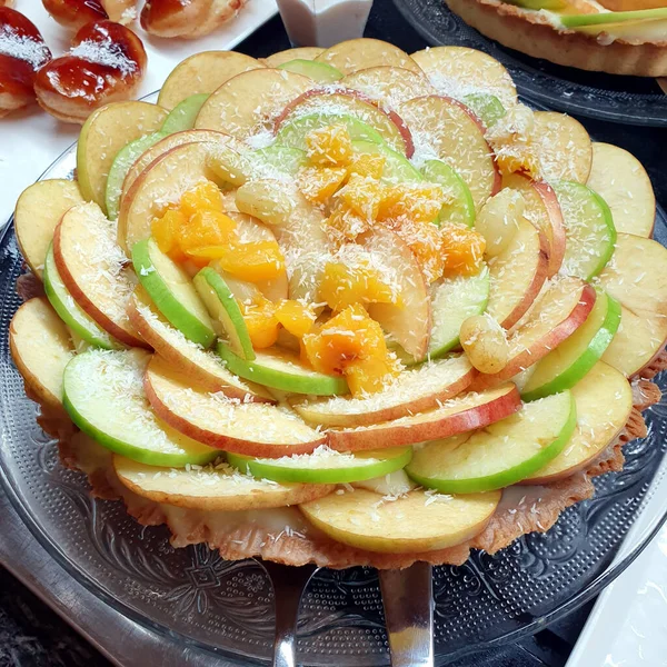 Elmalı turta. Elma dilimleri hamura istiflenmiş..