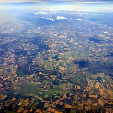 Uçak penceresinin arkasından Dünya 'ya. Tarlalar, şehirler ve nehirler.