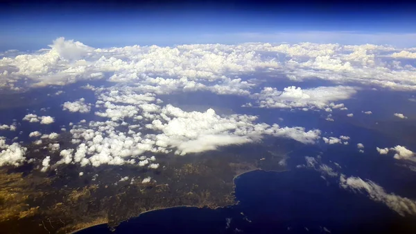 Nubes Tierra Detrás Ventana Del Avión —  Fotos de Stock