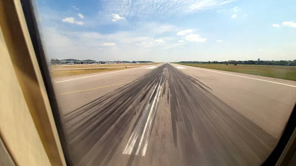 Tire Tracks Runway Aircraft Window — Stock Photo, Image