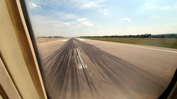 Huellas Neumáticos Pista Desde Ventana Del Avión — Foto de Stock