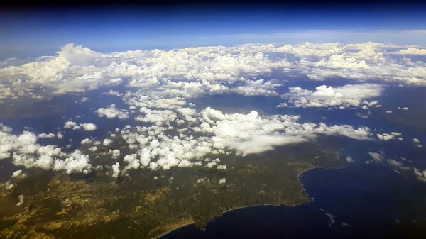 Nubes Tierra Detrás Ventana Del Avión —  Fotos de Stock