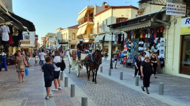 Chania, Girit - 22 Haziran 2019: Chania şehrinin merkezinde bir at arabası. Yaz mevsiminde çok turist olur..