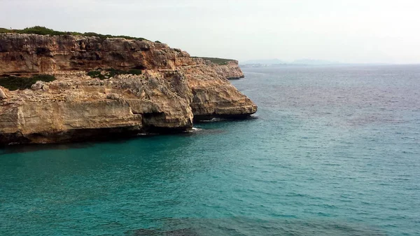 Βραχώδης Ακτή Και Κόλπος Γαλαζοπράσινα Νερά Στη Μαγιόρκα Ισπανία — Φωτογραφία Αρχείου