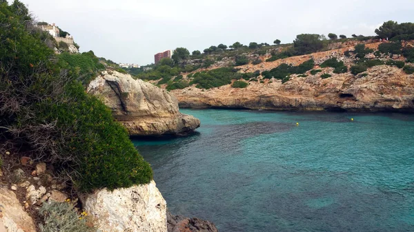 Felsige Küste Und Bucht Mit Türkisfarbenem Wasser Auf Mallorca Spanien — Stockfoto