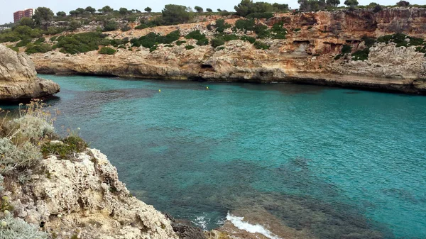 スペインのマヨルカ島にターコイズブルーの水を持つロッキー海岸とベイ — ストック写真