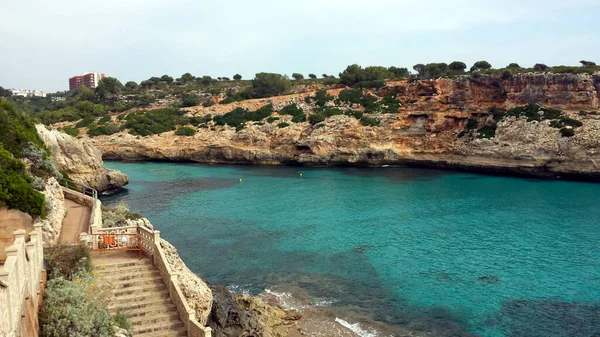 Felsige Küste Und Bucht Mit Türkisfarbenem Wasser Auf Mallorca Spanien — Stockfoto