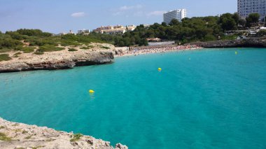 Mallorca (Mayorka), İspanya - 23 Haziran 2018: Cala Domingos Sahili 'ndeki insanlar, Calas de Mallorca.