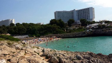 Mallorca (Mayorka), İspanya - 23 Haziran 2018: Cala Domingos Sahili 'ndeki insanlar, Calas de Mallorca.