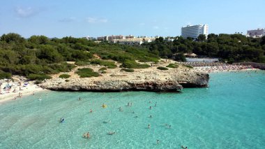 Mallorca (Mayorka), İspanya - 23 Haziran 2018: Cala Domingos Sahili 'ndeki insanlar, Calas de Mallorca.