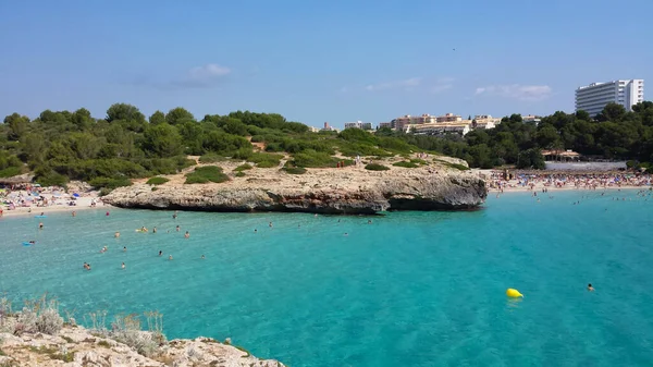 Mallorca (Mayorka), İspanya - 23 Haziran 2018: Cala Domingos Sahili 'ndeki insanlar, Calas de Mallorca.