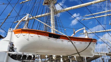 Gdynia, Polonya - 30 Haziran 2020: SV Dar Pomorza yelkenli gemisinde cankurtaran botu