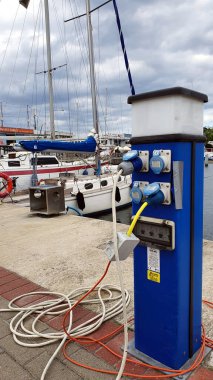 Gdynia, Polonya - 30 Haziran 2020: Yat limanına demirlemiş yelkenlilerle elektrik yükleme