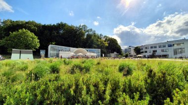 Gdynia, Polonya - 2 Temmuz 2020: Polonya 'nın başkenti Gdynia' da halk yeşil meydanda dinleniyor