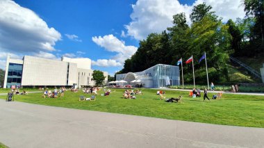 Gdynia, Polonya - 2 Temmuz 2020: Polonya 'nın başkenti Gdynia' da halk yeşil meydanda dinleniyor