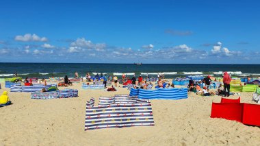 Wladyslawowo, Polonya - 12 Temmuz 2020: İnsanlar güneşli bir günde Wladyslawowo, Polonya 'da dinleniyorlar