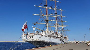Gdynia, Polonya - 14 Temmuz 2020: Polonya yelkenli gemisi SV Dar Mlodziezy, Gdynia, Polonya