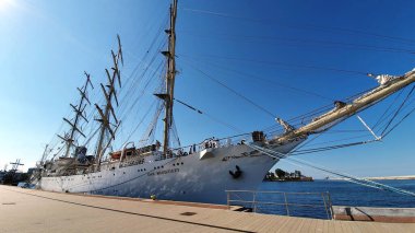 Gdynia, Polonya - 14 Temmuz 2020: Polonya yelkenli gemisi SV Dar Mlodziezy, Gdynia, Polonya