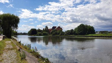 Polonya 'nın Elblag şehrindeki nehir kıyısında.