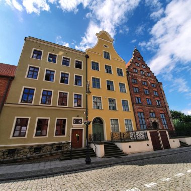 Elblag, Polonya - 21 Temmuz 2020: Polonya 'nın Elblag kentindeki güzel apartman evleri