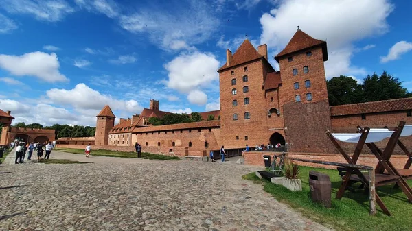 Malbork Polsko Června 2020 Turisté Navštíví Teutonský Hrad Polském Malborku — Stock fotografie