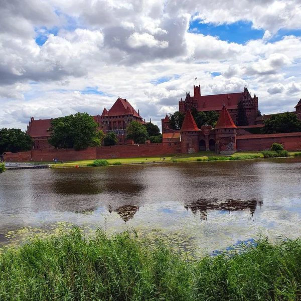 ปราสาทใน Malbork บนแม าโนกา ประเทศโปแลนด — ภาพถ่ายสต็อก