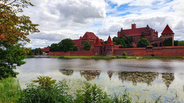 ปราสาทใน Malbork บนแม าโนกา ประเทศโปแลนด — ภาพถ่ายสต็อก