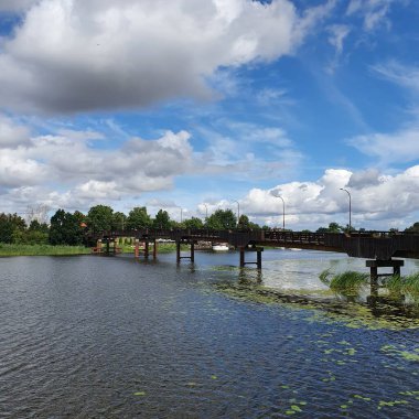 Polonya 'nın Malbork kentindeki Nogat Nehri kıyısında.