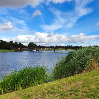 Polonya 'nın Malbork kentindeki Nogat Nehri kıyısında.