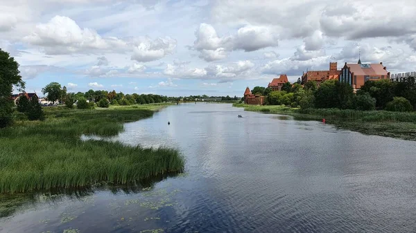Polonya 'nın Malbork kentindeki Nogat Nehri kıyısında.