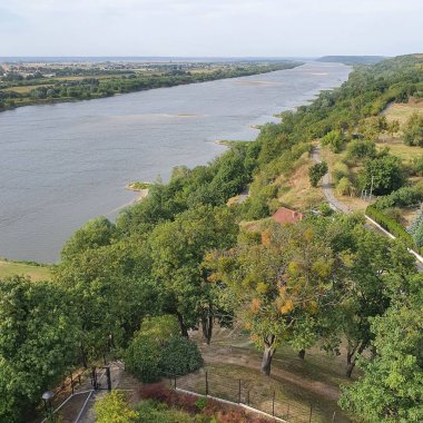 Grudziadz şehrinden akan Vistula Nehri. Vistula Nehri, Polonya 'nın en büyük nehri ve Baltık Denizi' nin drenaj havzası..