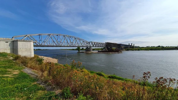 Polonya 'nın Tczew kentindeki Vistula Nehri üzerindeki demiryolu köprüsü.